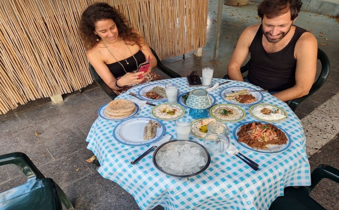 כוסית ערק ומאזטים טריים בחצר