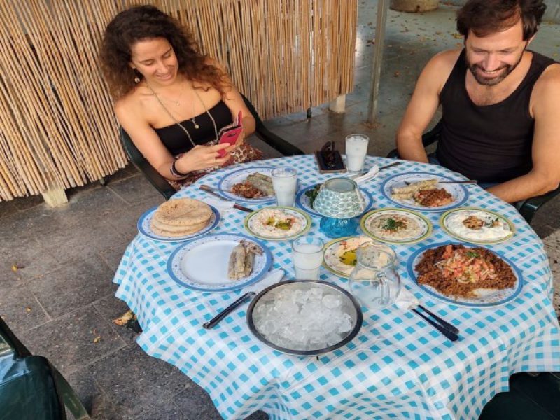 כוסית ערק ומאזטים טריים בחצר